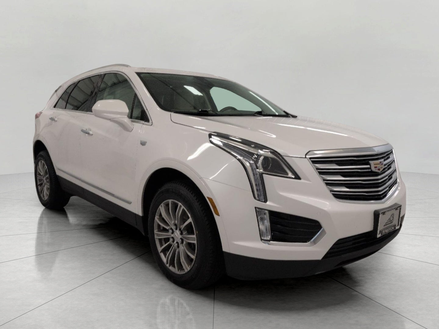 2017 Cadillac XT5 AWD 4dr Luxury in Crystal White Tricoat — front three-quarter view